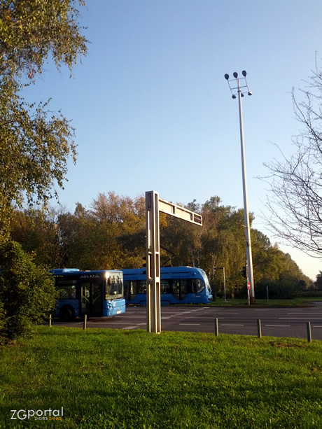 tramvaj i autobus / avenija grada dubrovnika, zagreb tramvaj i autobus / avenija grada dubrovnika, zagreb