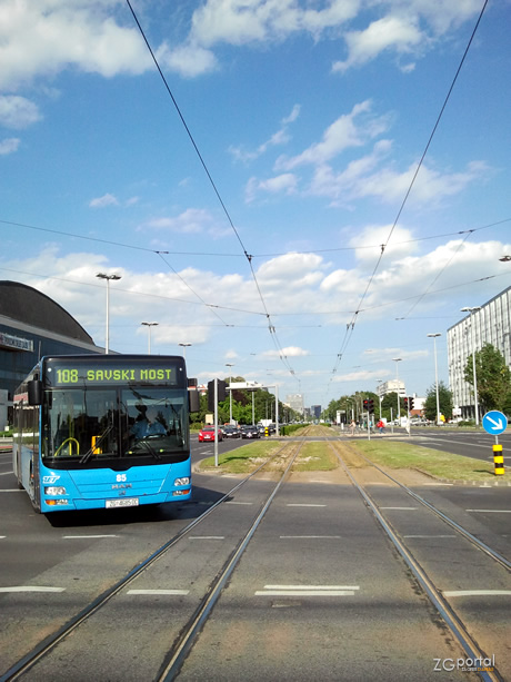 ulica grada vukovara, zagreb / autobusna linija 108 `glavni kolodvor - savski most`