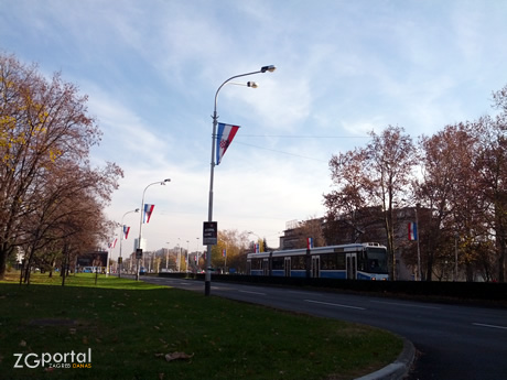 tramvaj `tmk 2100`, ulica grada vukovara, zagreb