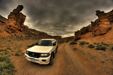 mitsubishi pajero desert road