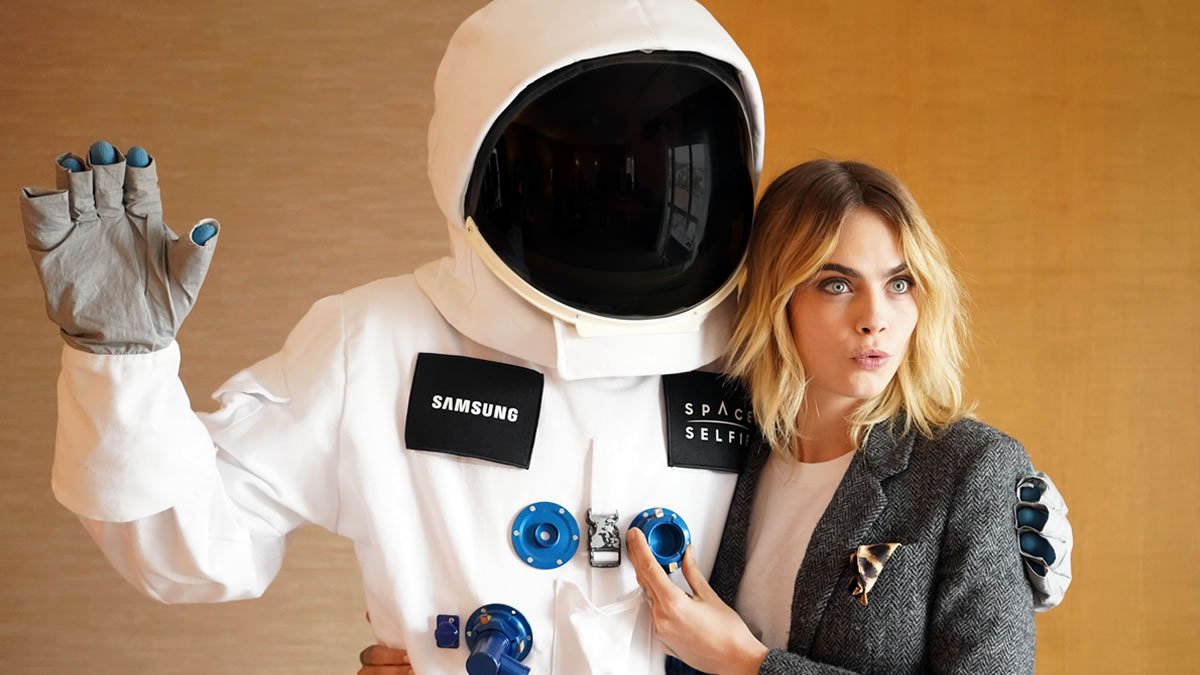 samsung spaceselfie / cara delevingne