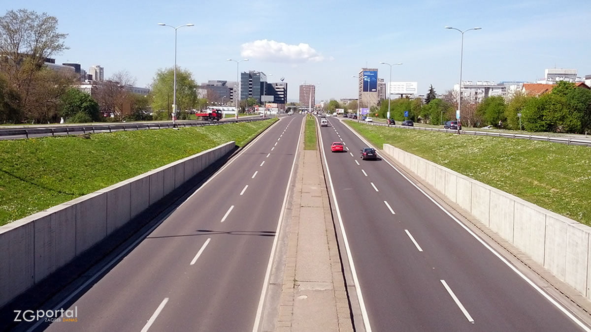 podvožnjak na slavonskoj aveniji / zagreb, travanj 2015.