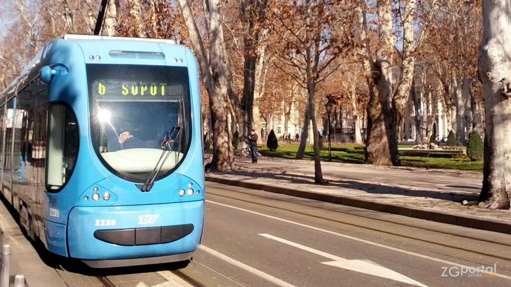 advent u zagrebu 2022 :: tramvaj :: zrinjevac zagreb :: veljača 2014.